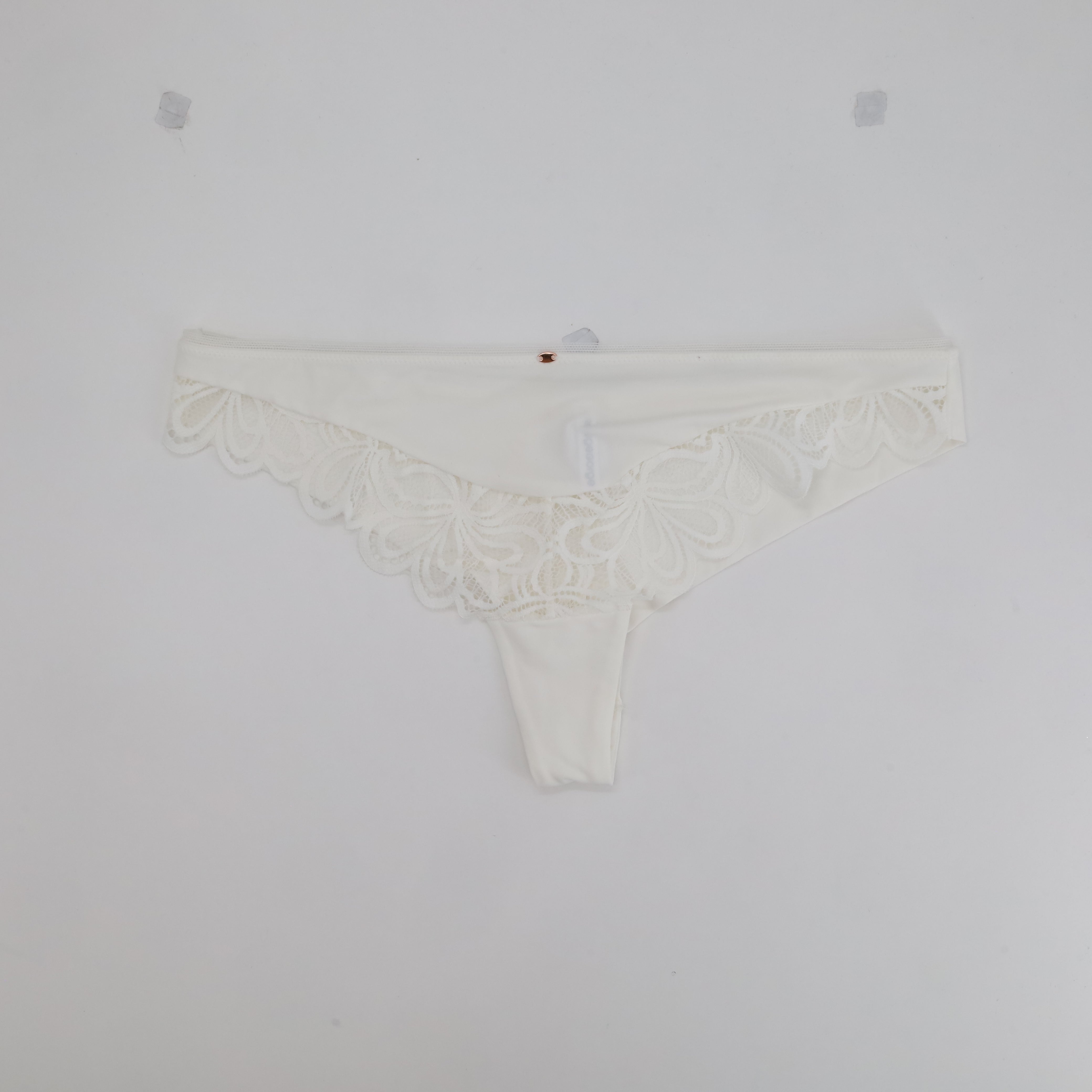 String RougeGorge Blanc