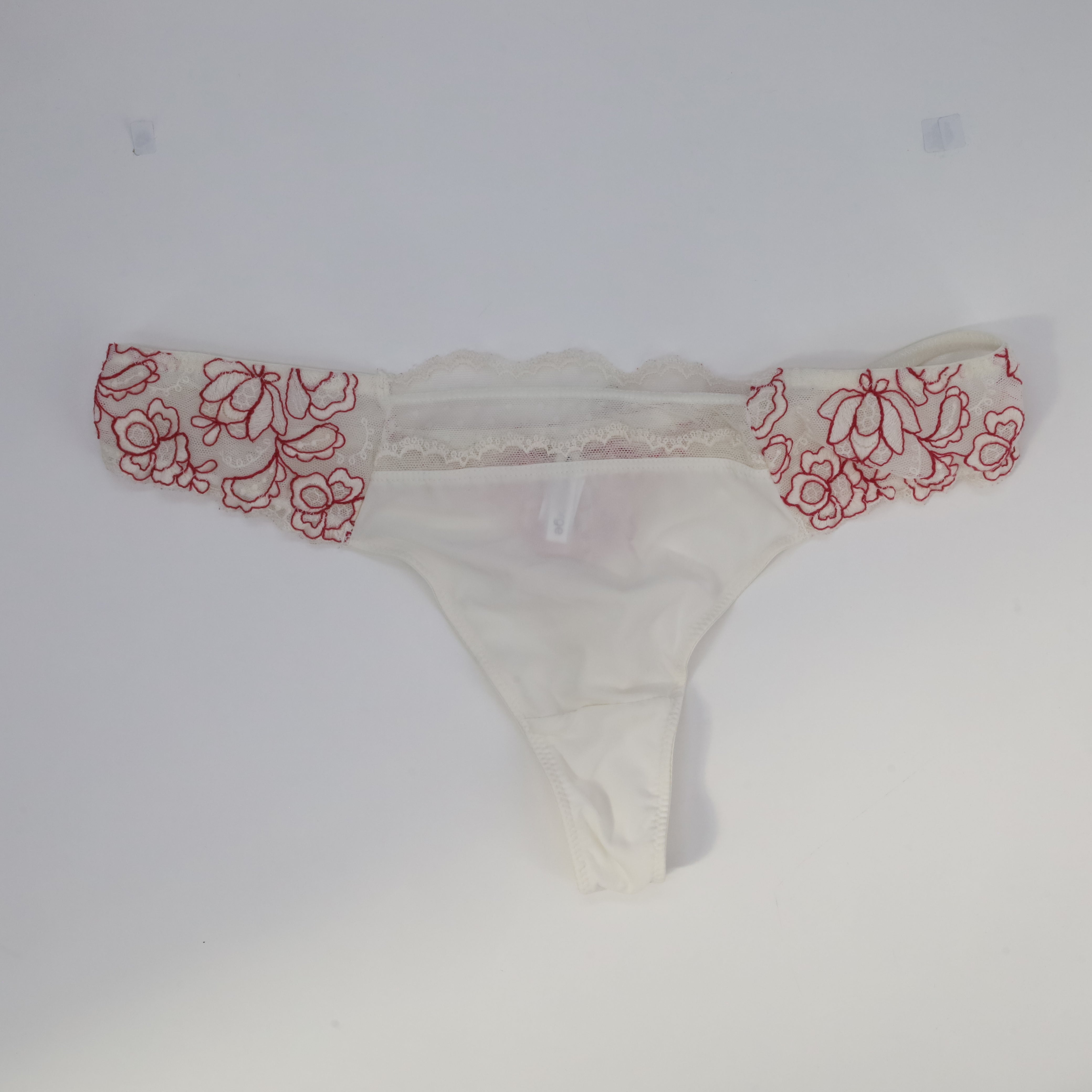 String RougeGorge Blanc