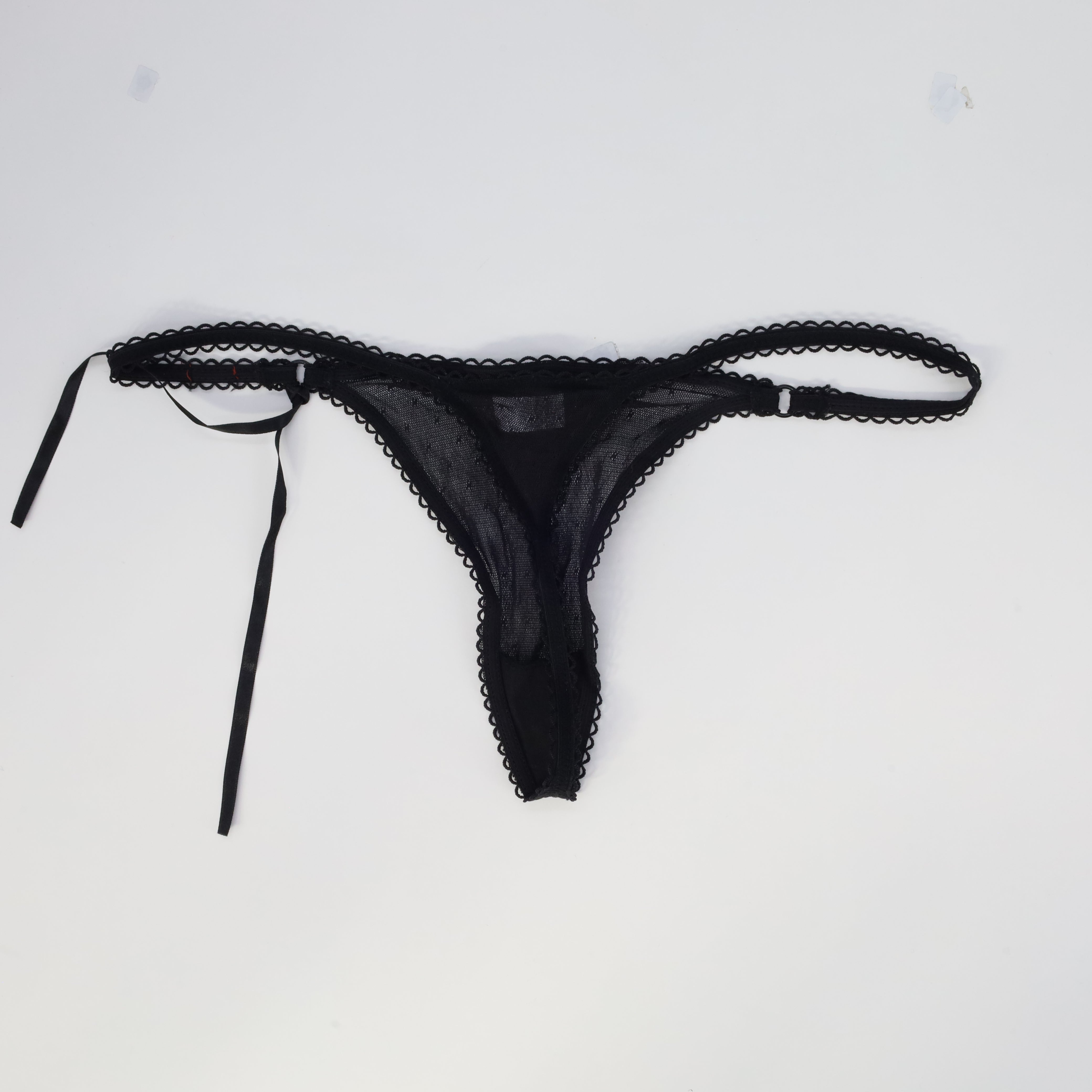 String DIM Noir