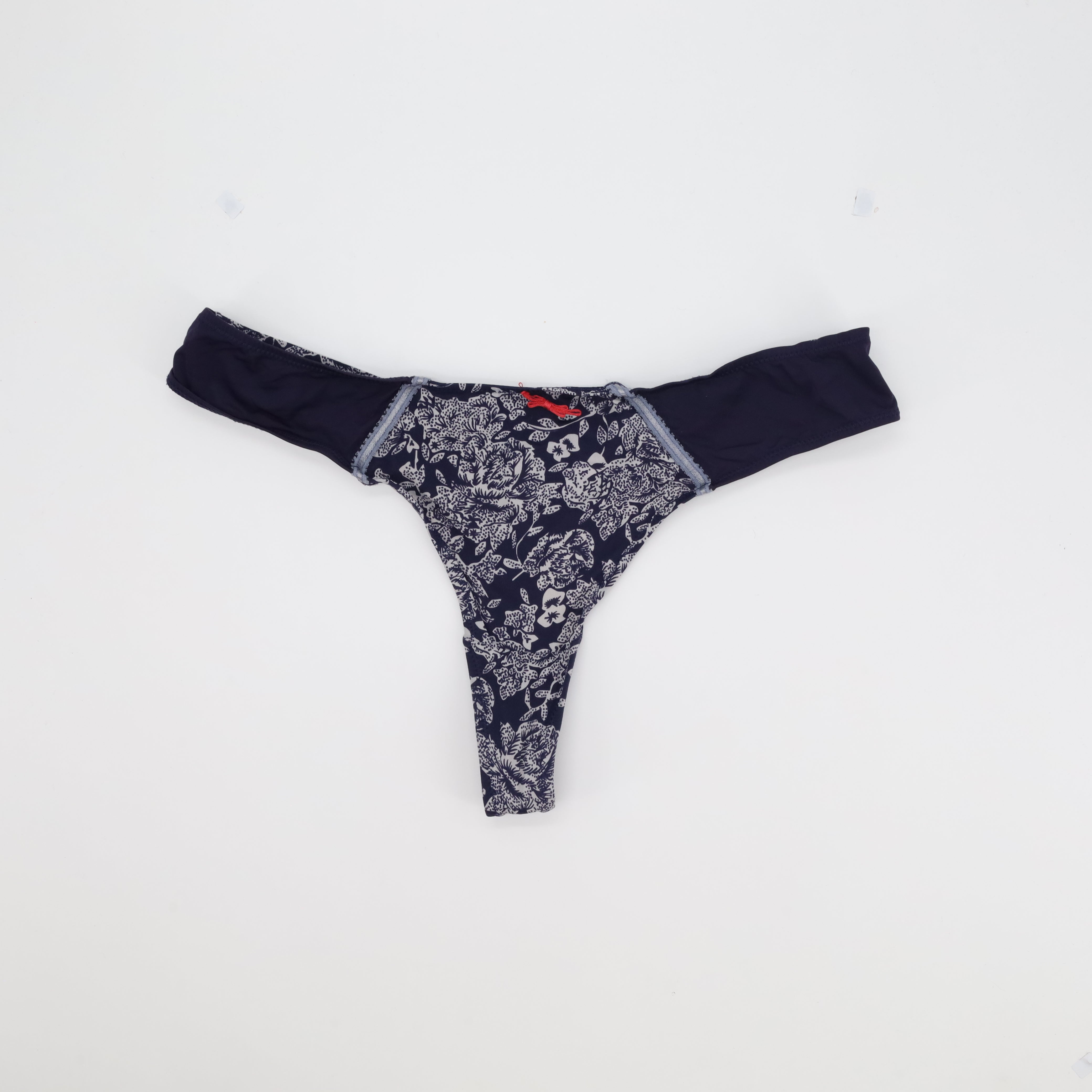 String RougeGorge Bleu