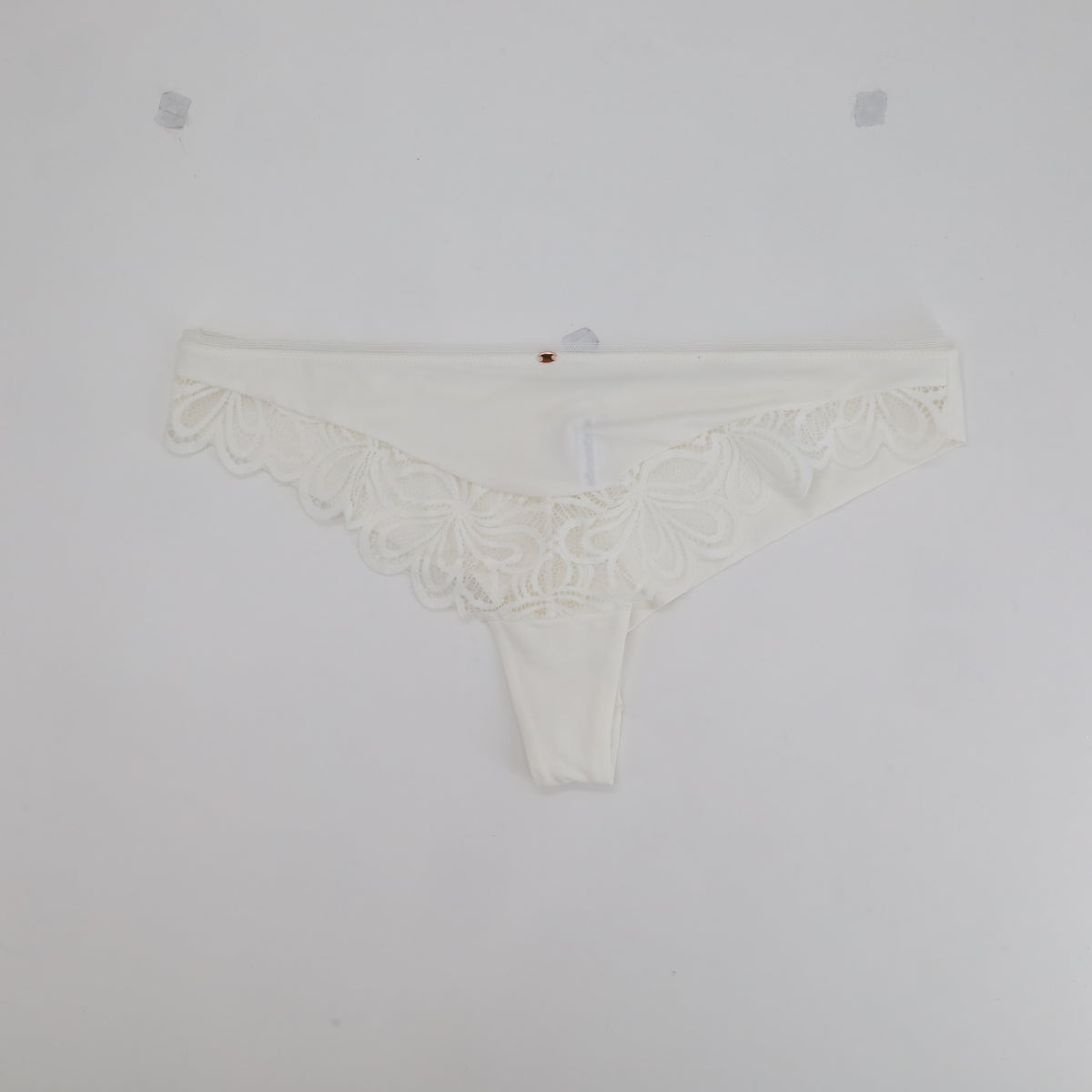 String RougeGorge Blanc