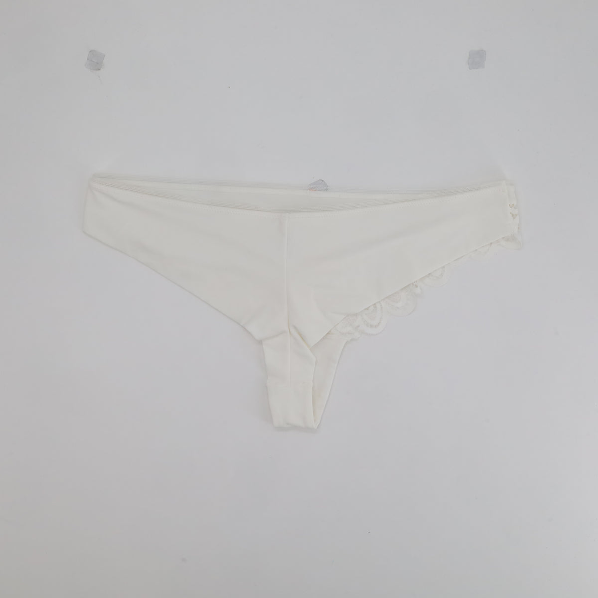 String RougeGorge Blanc