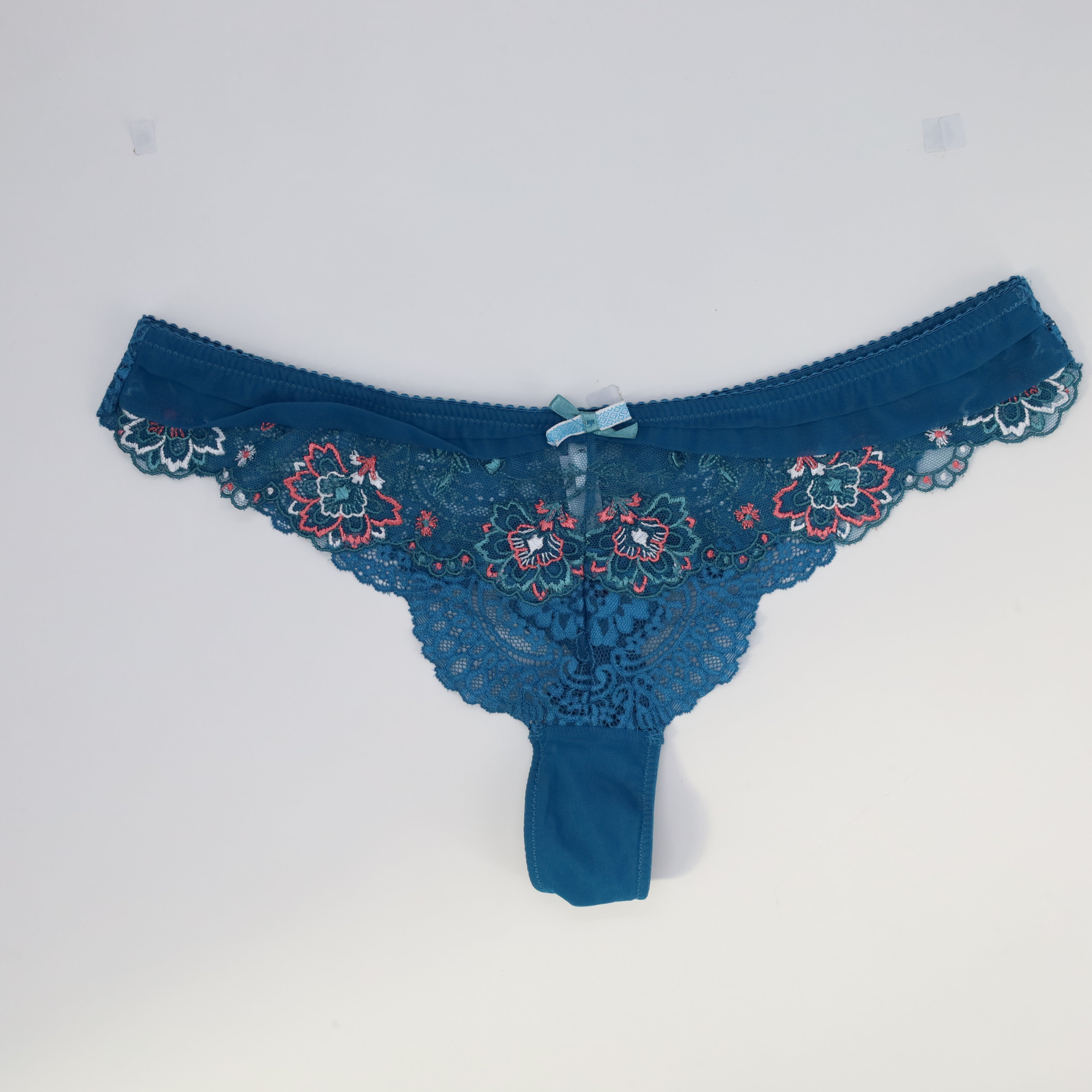 String RougeGorge Bleu