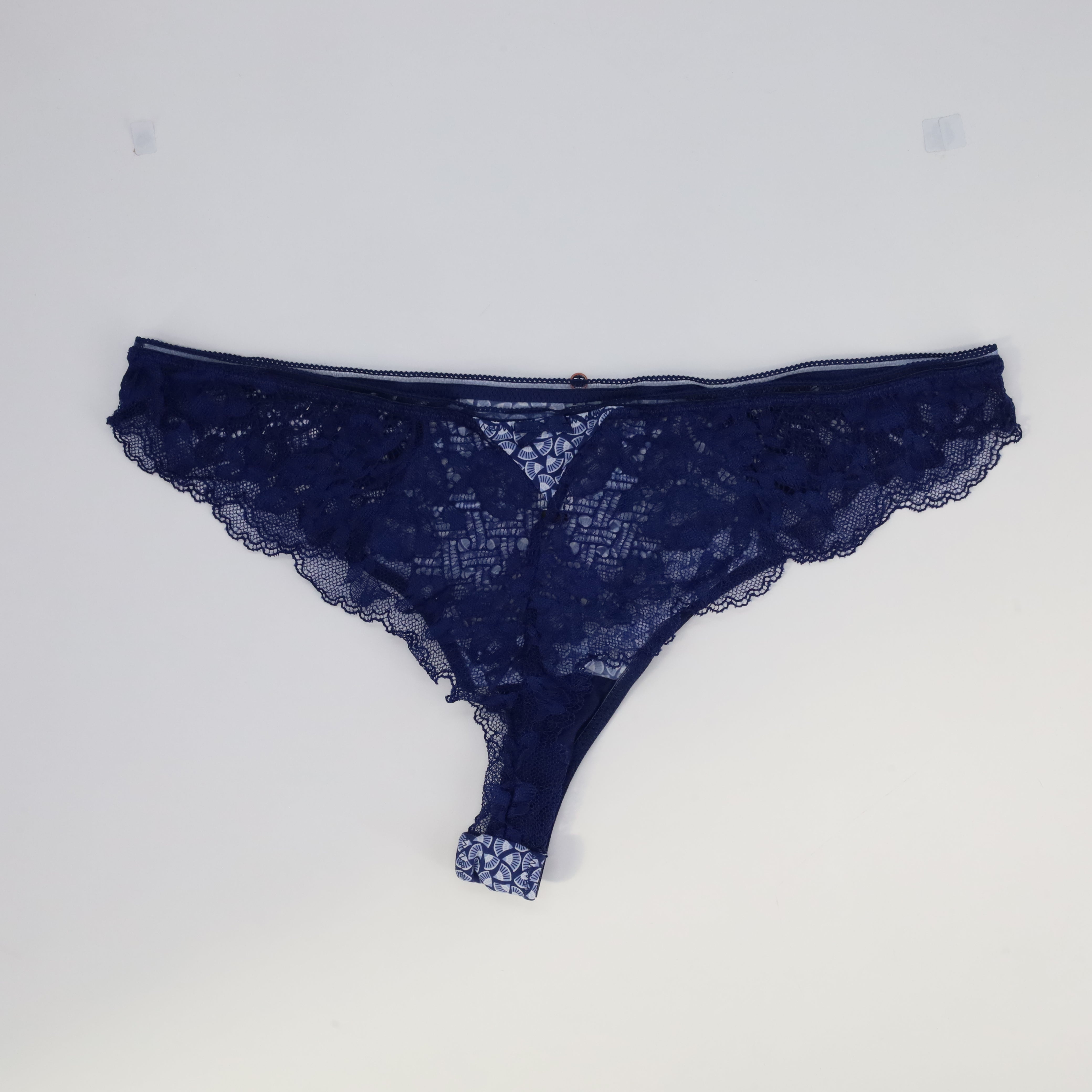 String RougeGorge Bleu